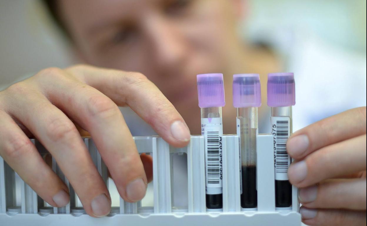 Imagen de archivo de un técnico del Laboratorio Suizo. 