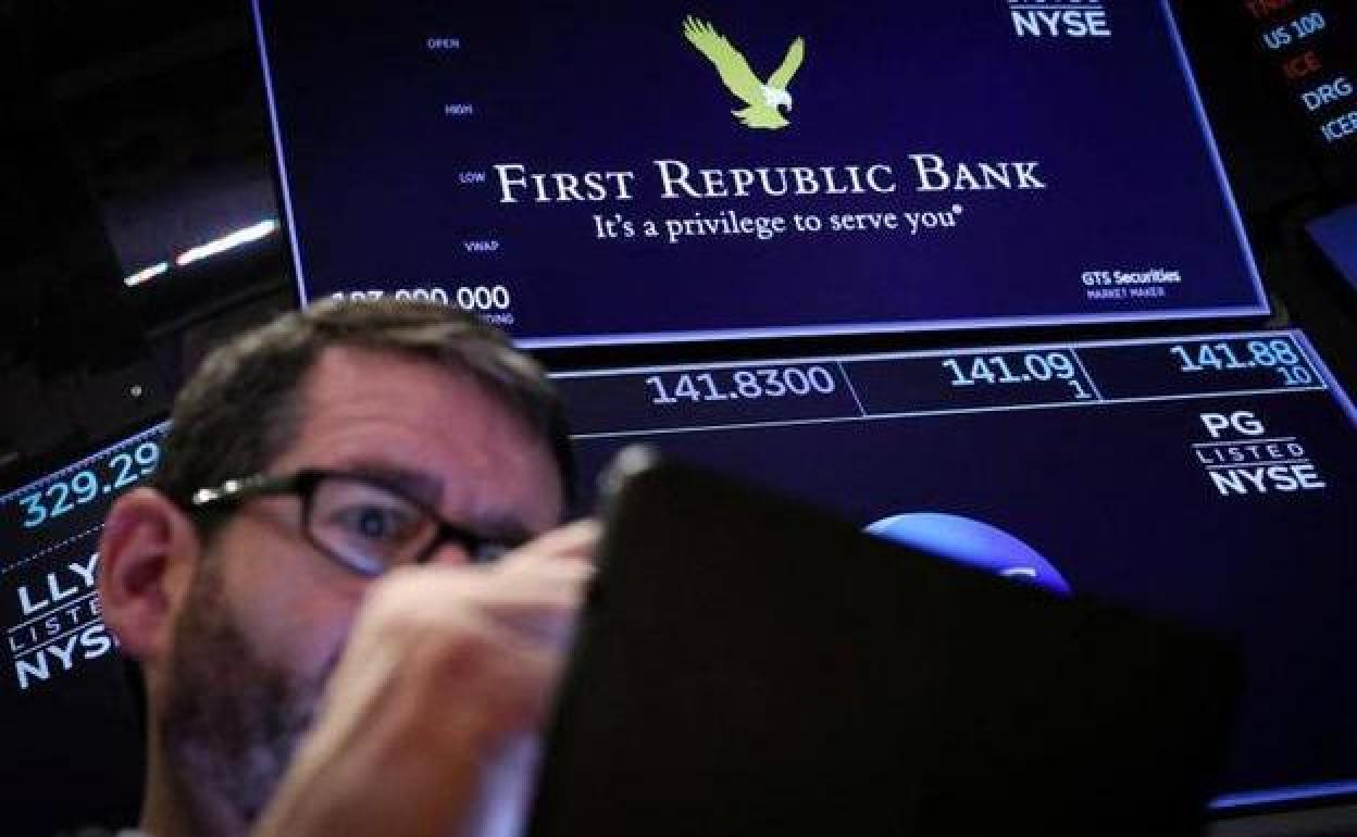 Un operador en Wall Street con pantallas de cotización del First Republic Bank.