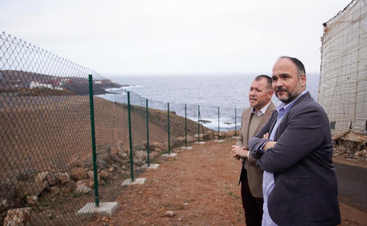 El alcalde de Gáldar, Teodoro Sosa, y el consejero de Transición Ecológica del Gobierno de Canarias, José Antonio Valbuena, en El Sobradillo. 