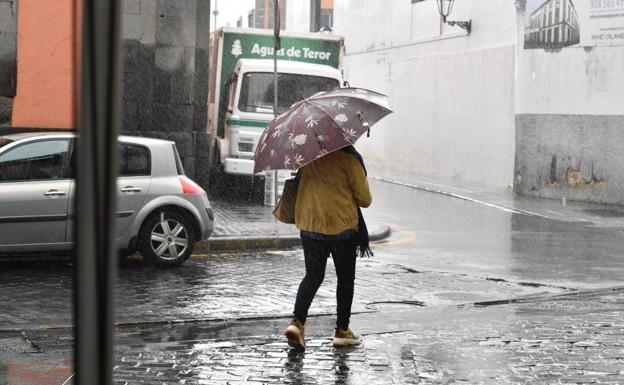 Imagen principal - Lluvia, este viernes, en Las Palmas de Gran Canaria. 