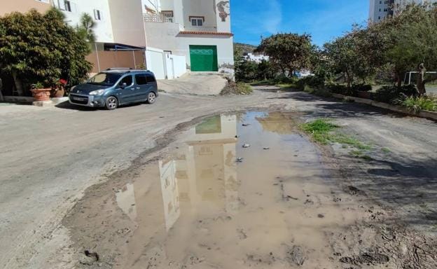 Imagen principal - Vecinos de Pedro Hidalgo, en Las Palmas de Gran Canaria, viven en una calle de tierra