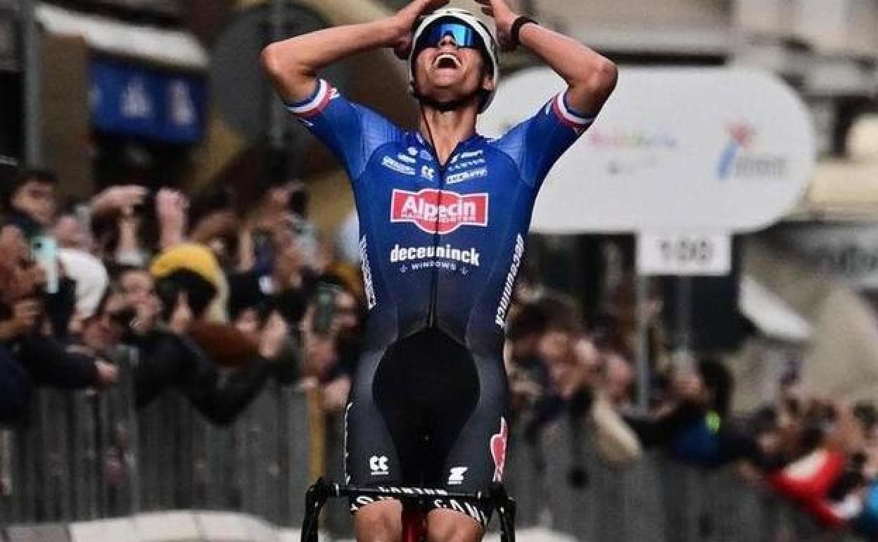 Mathieu van der Poel celebra su victoria en la Milán-San Remo.