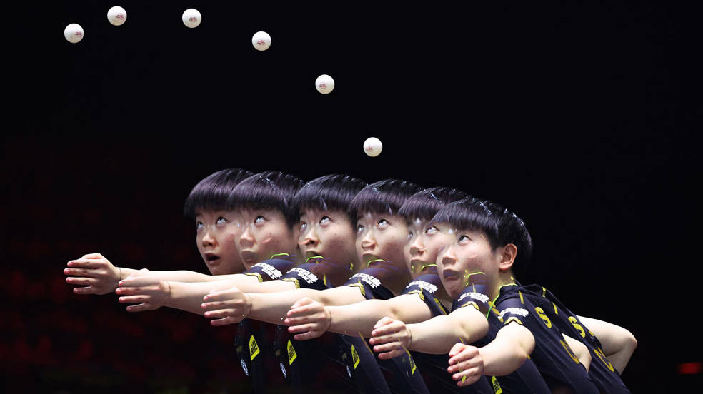 Fotografía de exposición múltiple de la china Sun Yingsha durante la semifinal femenina del torneo Smash 2023 de Tenis de Mesa, en Singapur.