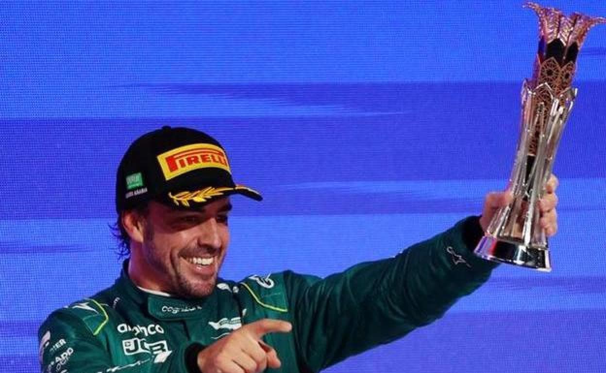 Fernando Alonso celebra en el podio su tercer puesto en el GO de Arabia.