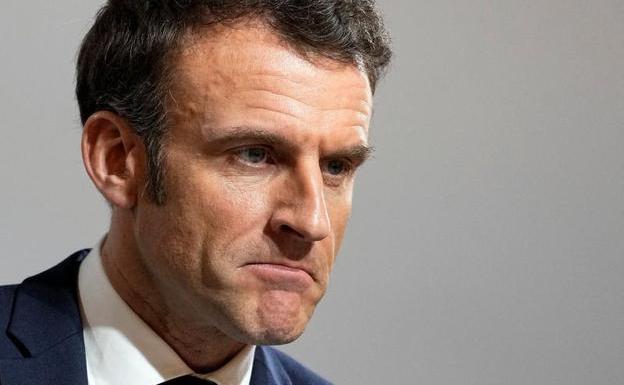 Macron afronta dos mociones de censura con las calles en llamas