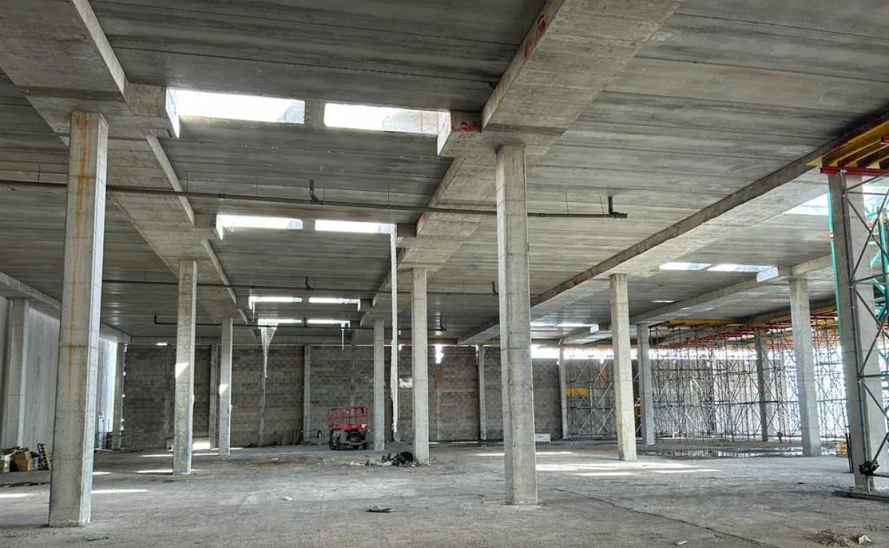 Interior de la obra de ampliación del centro logístico de HiperDino en Güímar. 