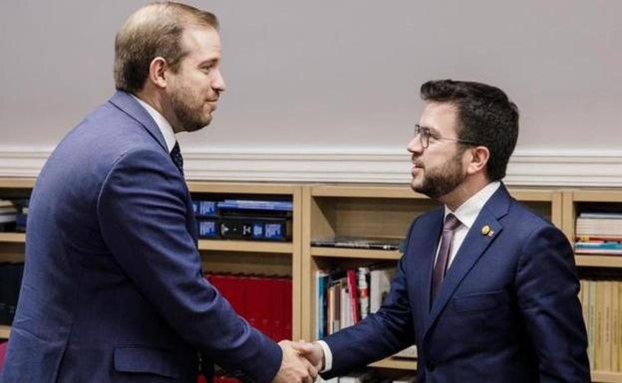 El presidente de la comisión de investigación del Parlamento Europeo sobre Pegasus, Jeroen Lenaers saluda al presidente de la Generalitat de Catalunya, Pere Aragonès.