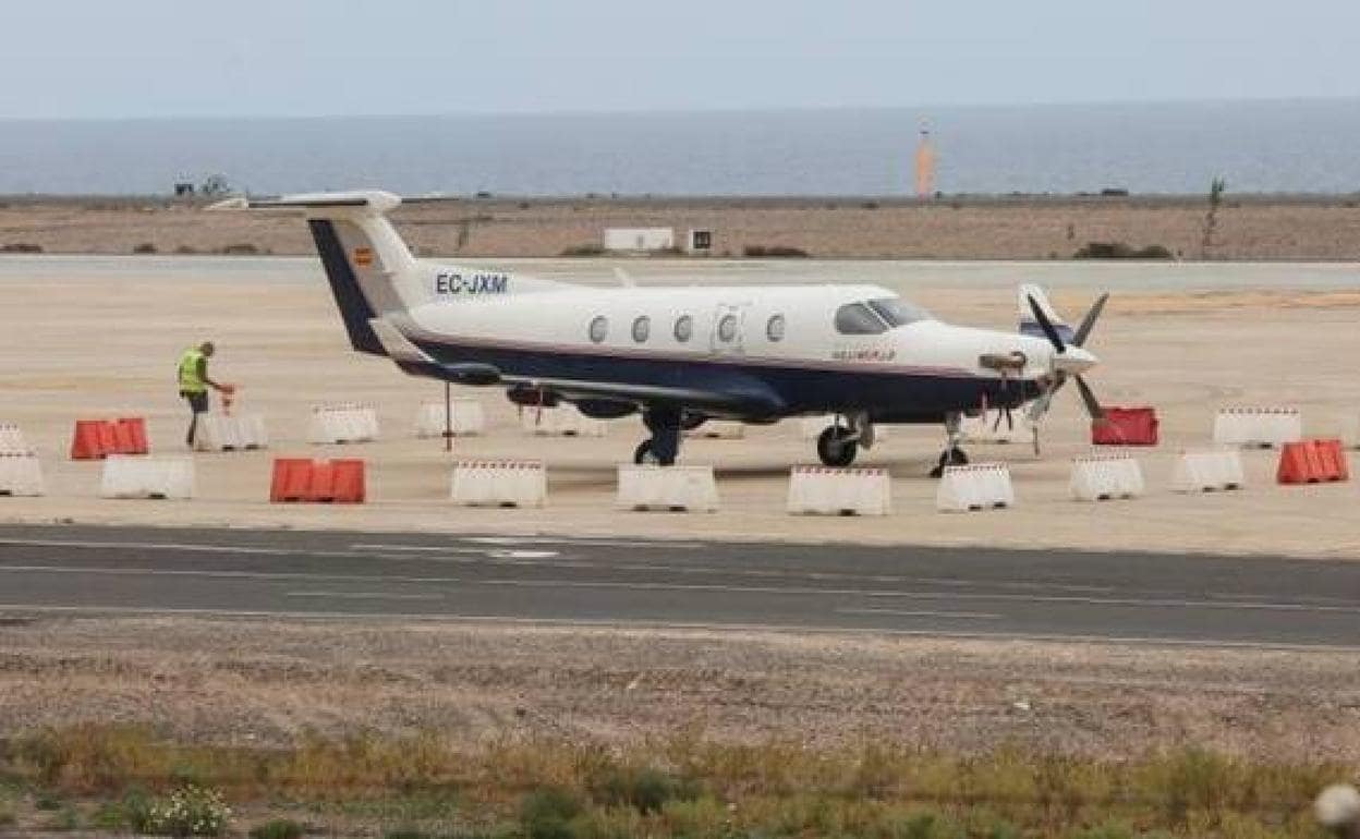 La avioneta permanece en el aeropuerto majorero desde marzo de 2019, cuando fue abandonada por sus tripulantes. 