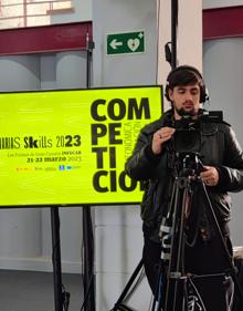 Imagen secundaria 2 - Los alumnos se preparan para la retransmisión desde Infecar. 