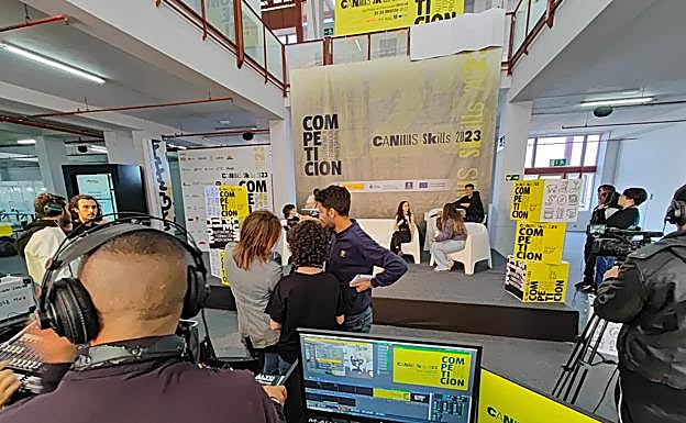 Imagen principal - Los alumnos se preparan para la retransmisión desde Infecar. 