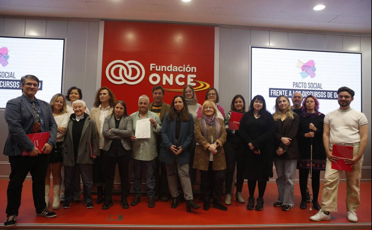 Ceremonia de firma del Pacto Social contra los discursos de odio, este martes en Madrid.