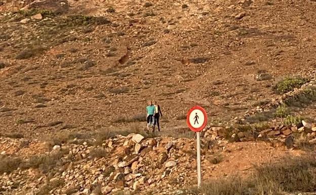 La Guardia Civil denuncia a cuatro personas por transitar por la montaña de Tindaya