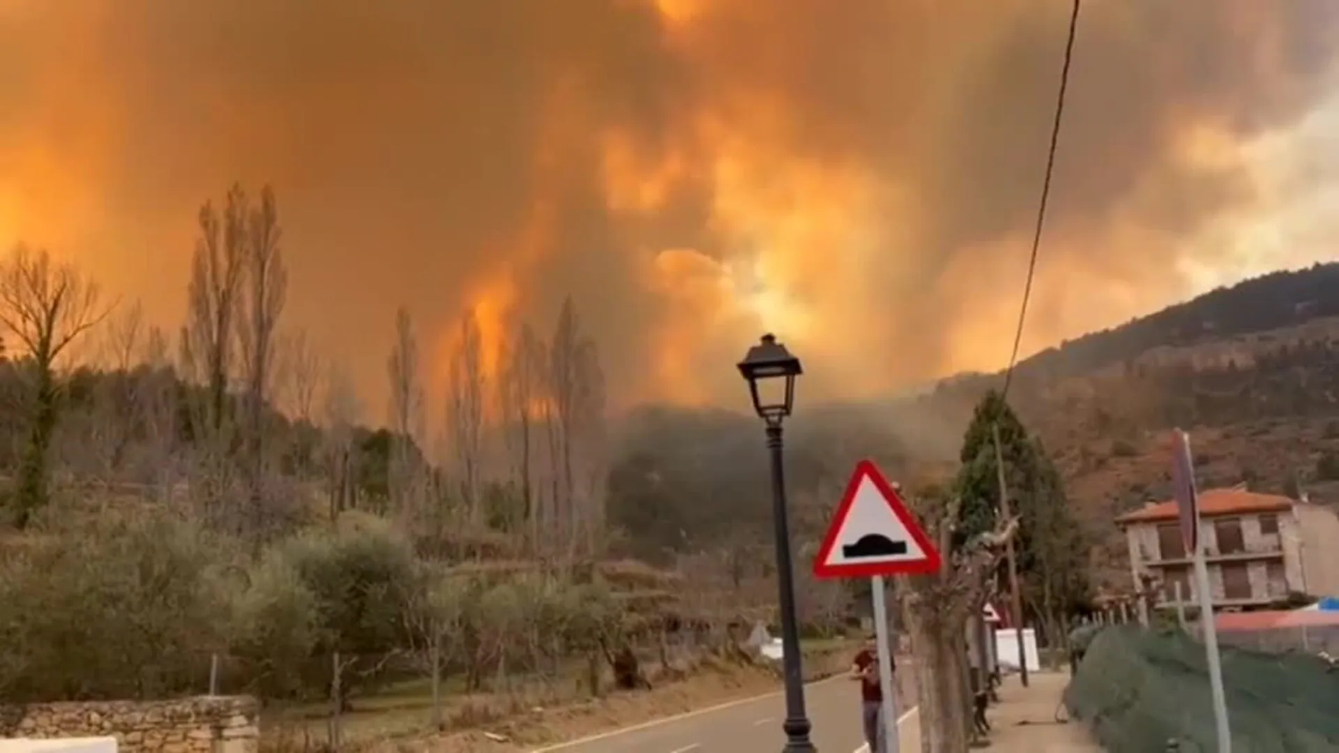 Ocho municipios desalojados por un incendio que ya calcina más de 800 hectáreas en Villanueva de Viver