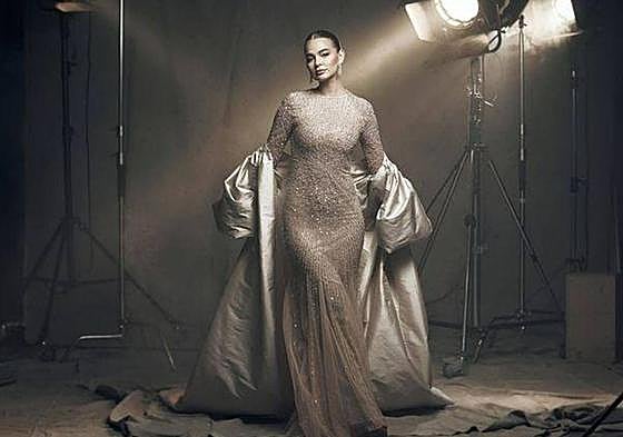 Laura Escanes con el diseño de Ze García con el que presentó las campanadas en TV3.