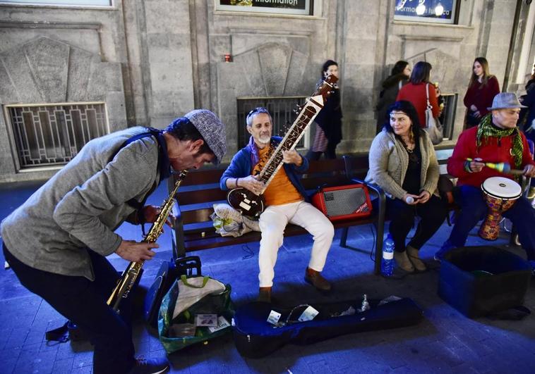 Un grupo de músicos toca en Triana durante lanoche de Reyes en el año 2019.
