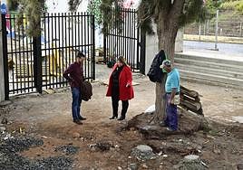 El técnico y la concejal, durante su visita a las obras, junto a un operario.