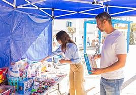El alcalde Isaí Blanco, con los juguetes donados.