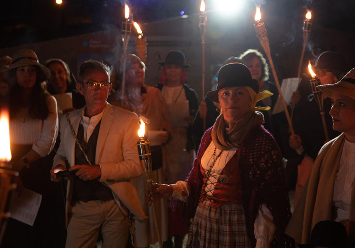 La cabalgata transcurre a la luz de las candelas y con los participantes vestidos con ropa tradicional.