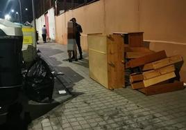 Imagen de los muebles y trastos abandonados en plena calle.