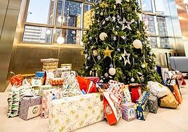 El programa de CaixaBank 'El Árbol de los Sueños' ha entregado más de 2.000 regalos a niños en situación de vulnerabilidad de Canarias