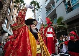 Melchor saluda a una abarrotada calle Salvador Cuyás, en la salida de su recorrido por la ciudad alta.