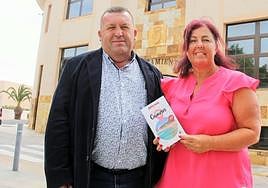 El alcalde de Antigua, Matías Peña, y la exconcejala Deborah Edgington.