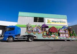 Carroza de HiperDino participante en la Cabalgata de Reyes de Puerto del Rosario (Fuerteventura).