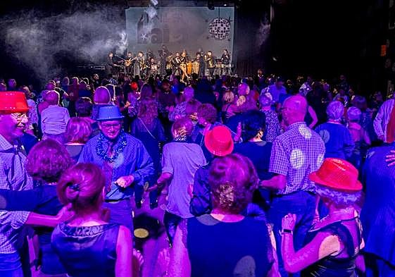 Fiesta previa a fin de año dirigida a personas mayores y organizada por el ayuntamiento de la capital grancanaria.