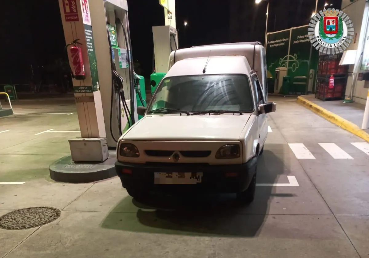 Imagen del vehículo robado en una gasolinera.