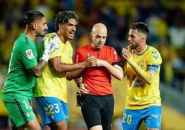 Valles, Coco y Kirian rodean al colegiado González Fuertes después de que señalara el penati a favor del Barcelona.