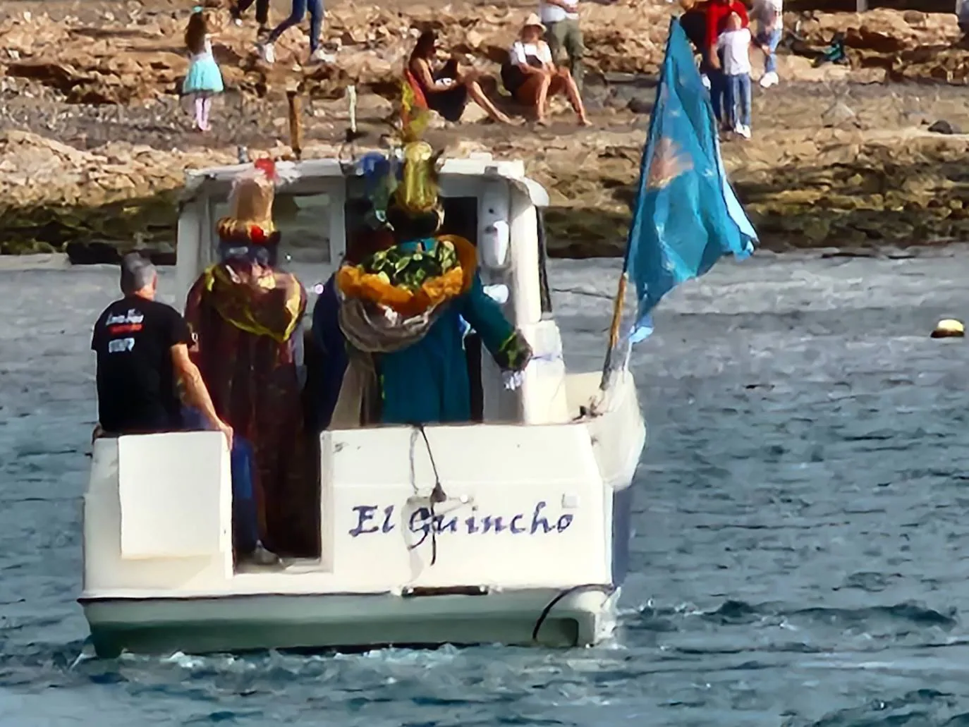 Los Reyes Magos llegan a repartir ilusión al Muelle de Arinaga