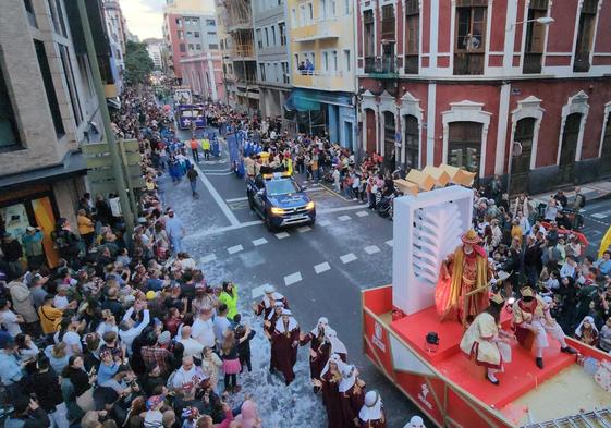 Pequeños y grandes acudieron desde primera hora de la tarde para saludar a Melchor, Gaspar y Baltasar