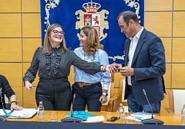 El vicepresidente Blas Acosta felicita a Nuria Cabrera, consejera de Economía y Hacienda y responsable del presupuesto, en presencia de la presidenta Lola García tras finalizar el pleno extraordinario.