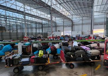 Más de 600 maletas están apiladas en el aeropuerto de Gran Canaria por la huelga de Iberia