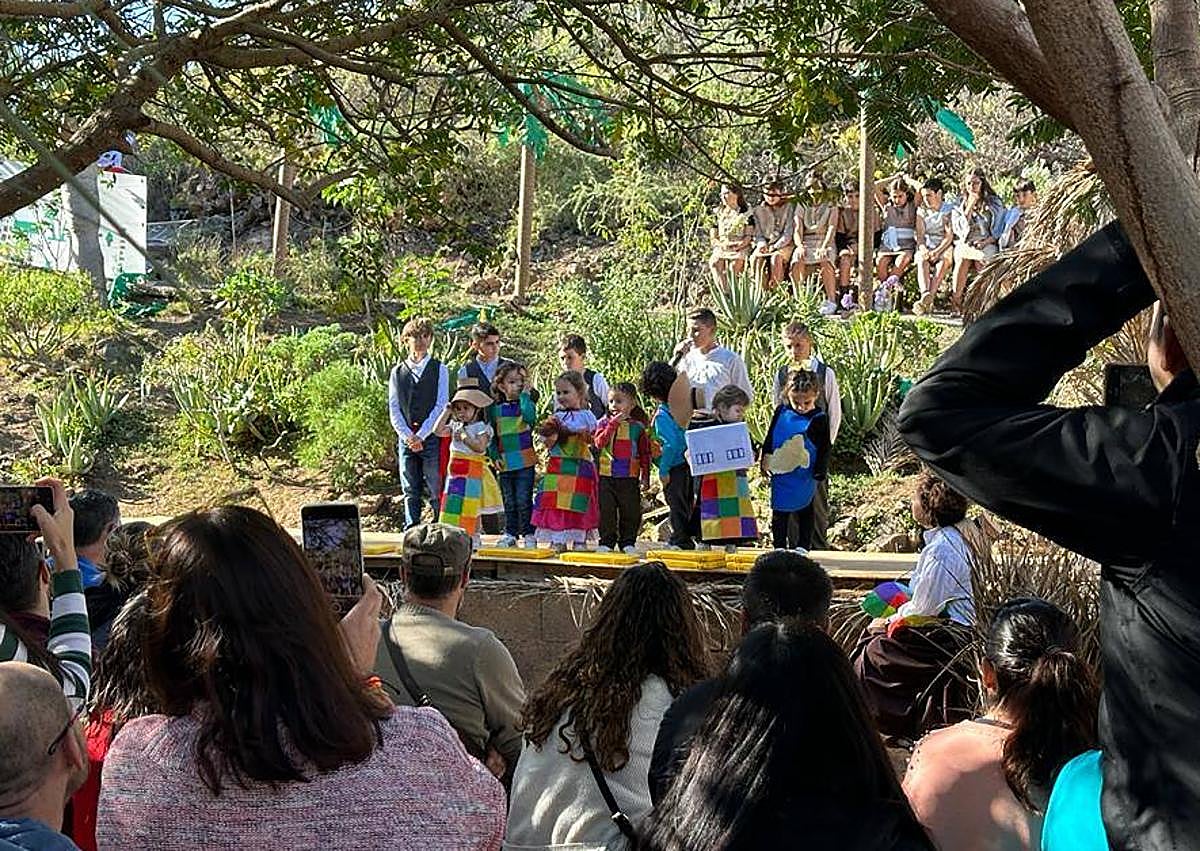 Imagen secundaria 1 - Los niños y niñas deslumbraron a los asistentes con sus elaborados trajes.