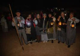Las vecinas y vecinos de Tuineje, integrantes del colectivo Más ruines que Caín, con los candiles.