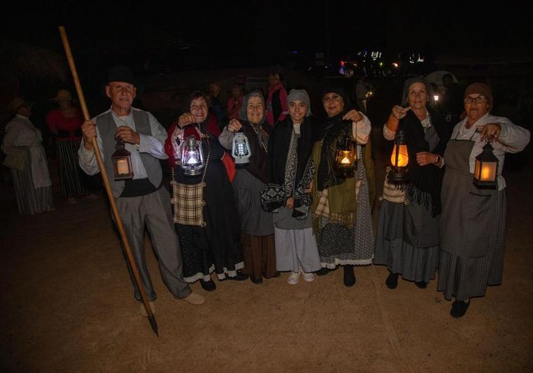 Las vecinas y vecinos de Tuineje, integrantes del colectivo Más ruines que Caín, con los candiles.