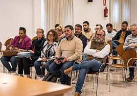 El gobierno municipal, durante la reunión con el equipo redactor.