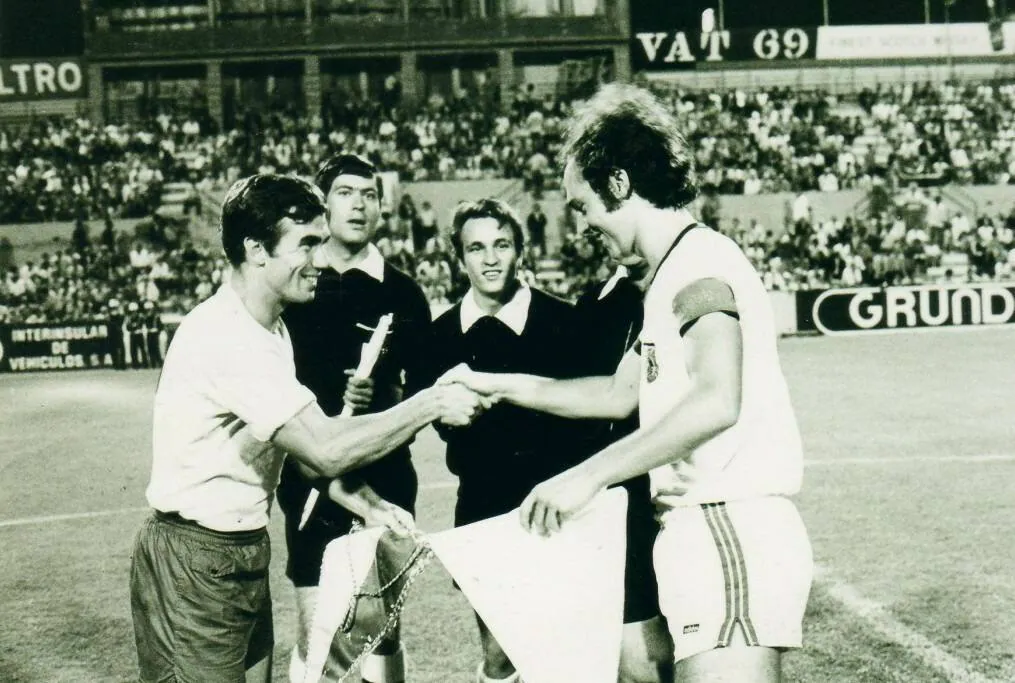Saludo de Tonono y Beckenbauer antes del comienzo del partido.