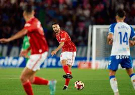 Kirian Rodríguez pasa el balón durante una acción en el Heliodoro.