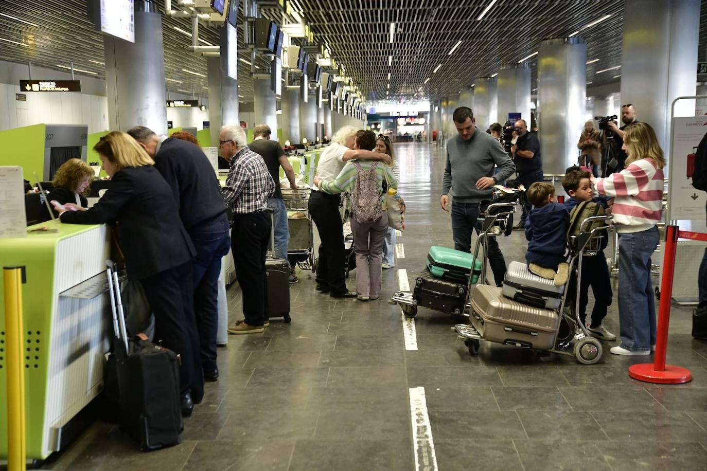 El colapso de maletas en el aeropuerto de Gran Canaria, en imágenes