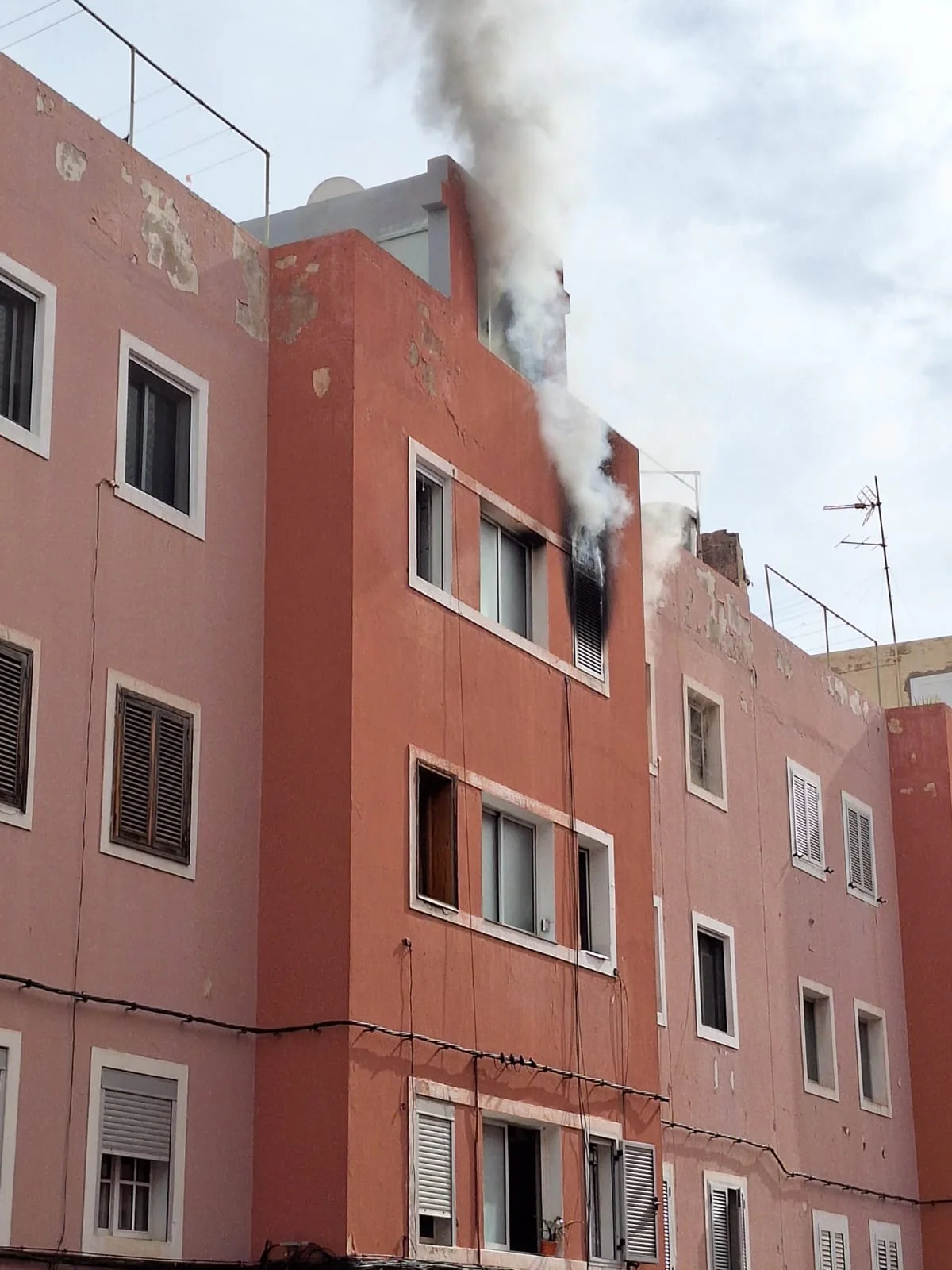 Imágenes del incendio de una vivienda en Escaleritas