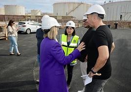 La alcaldesa supervisa los trabajos del montaje del escenario de «Los Carnavales del Mundo».