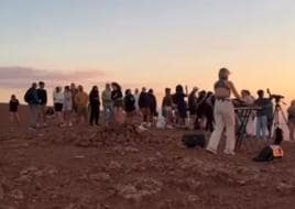 Un imagen de la fiesta al atardecer en el suelo protegido y de alta fragilidad medio ambiental de Calderón Hondo, en Lajares, en el municipio de La Oliva.