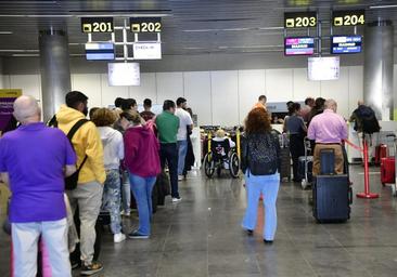 Iberia saca 600 maletas del aeropuerto de Gran Canaria el primer día tras el paro