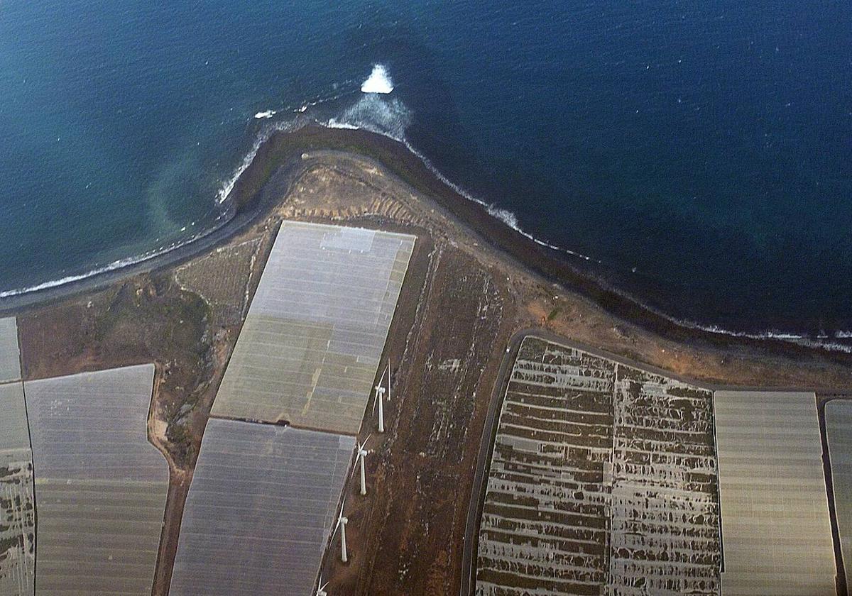 Vista aérea de una parte de la plataforma llana de suelo entre la GC-1 y el mar que Santa Lucía quiere convertir en la despensa de la isla.