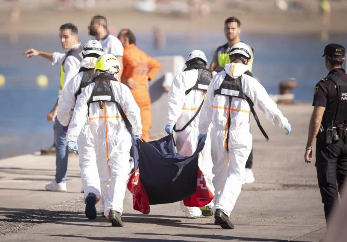 Rescate de cinco cuerpos que viajaban a bordo de un cayuco rumbo a El Hierro el pasado domingo.