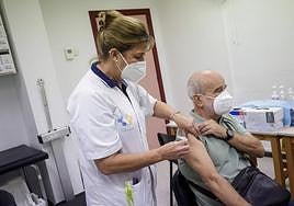 Imagen de archivo de un paciente que acudió a vacunarse de la gripe y la covid.