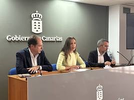 El viceconsejero de la Consejería de Turismo, José Sanabria (i), Jessica de León y el catedrático de la ULL Raúl Hernández, coautor del informe.