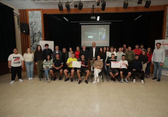 Foto de familia de los alumnos del instituto tras recibir el premio.